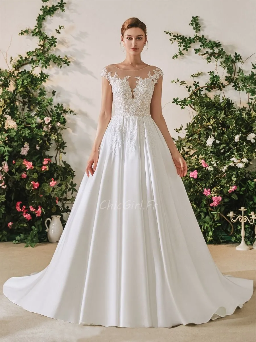 Robe De Mariée Trapèze Satin Brodée Col Bateau Epaule Couverte