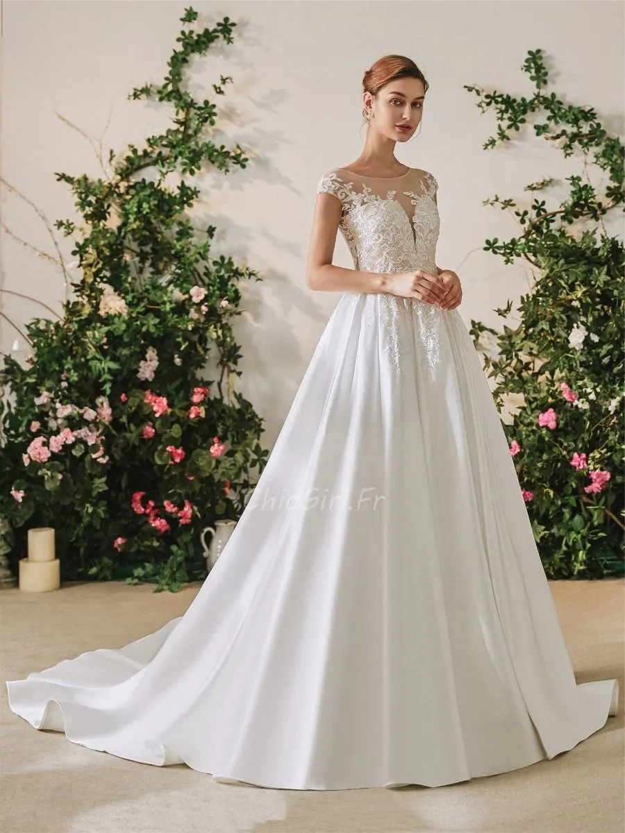 Robe De Mariée Trapèze Satin Brodée Col Bateau Epaule Couverte