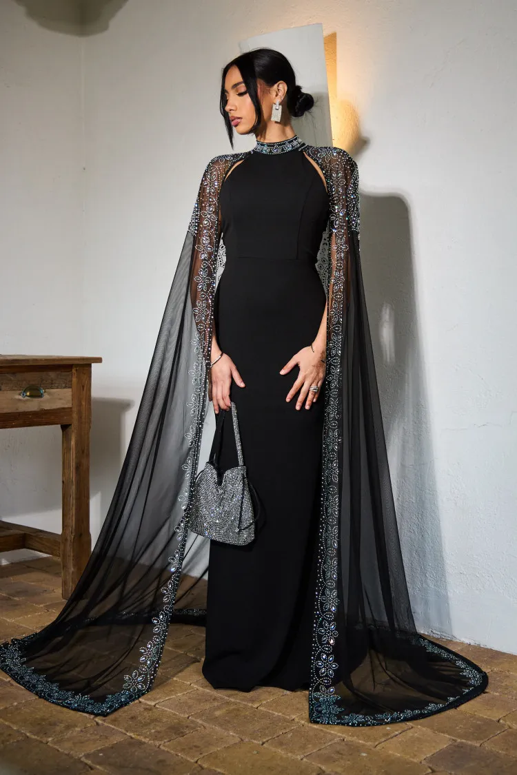 Robe noire à cape en strass